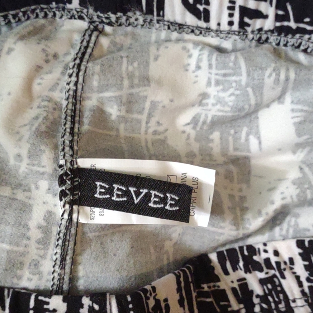 NIB EEVEE Capri Plus Abstract Print Black & White Soft Capri-Length Leggings - Picture 3 of 4